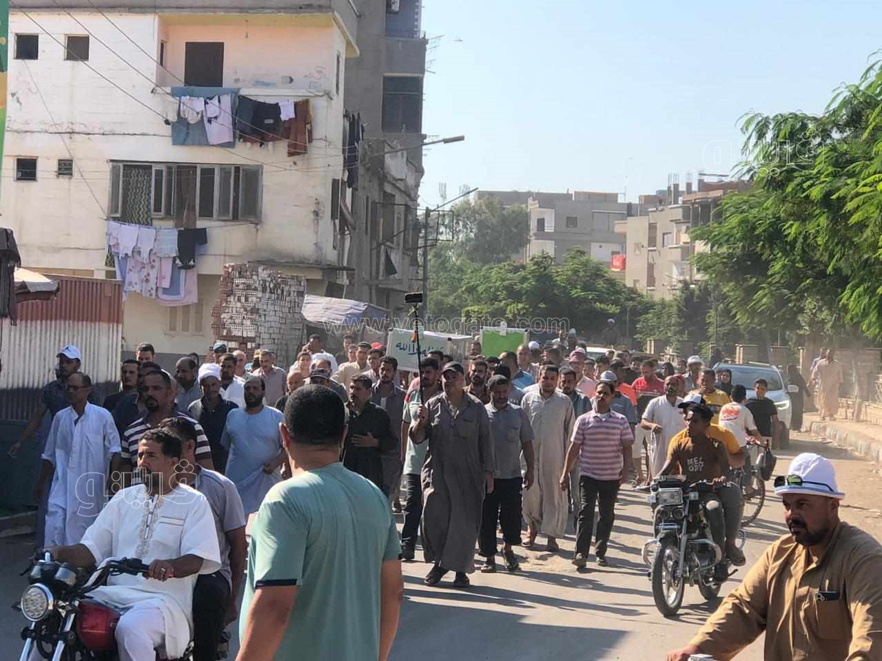 1723823757 433 سقطا في حوض مالح، تشييع جثمان شخصين لقيا مصرعهما أثناء