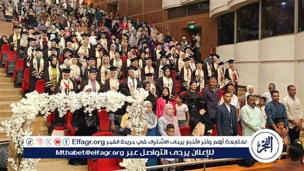 حفل تخرج لطلاب أقسام كلية الآداب بمجمع الفنون والثقافة بجامعة حلوان – المربع