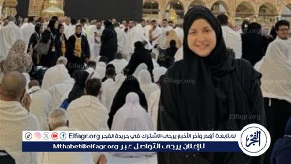 منى فاروق تخطف الأنظار بأحدث ظهور لها من أمام الكعبة – المربع